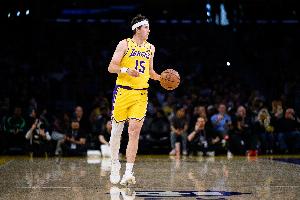 里夫斯:我们今天未按预期的方式打球 但最终还是找到了赢球方法