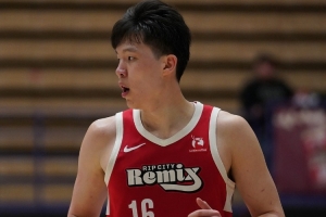 进攻再找找状态！杨瀚森首节8分钟 4中1&三分2中0拿4分3板