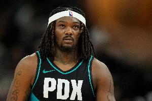 打了11分钟拿到4分5板!开拓者官方:罗威下背部不适本场不会回归