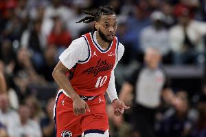 等你追分呢!加兰半场8中3拿到8分4助 崴脚返回更衣室