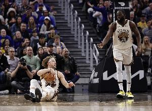 勇三崩?勇士第三节20-34净负奇才14分被反超 半场还领先12分