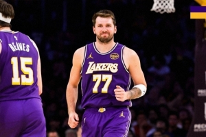 爆砍41+8!湖人官方赛后发布东契奇赢球海报+数据海报