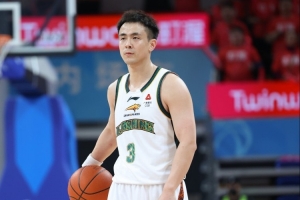 主打组织！赵继伟半场2中0没得分送出5助攻 正负值+4