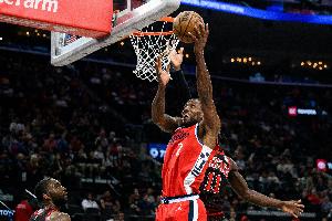 泰伦·卢：在最后时刻把球交到小卡手里 我们就有了很大的胜算