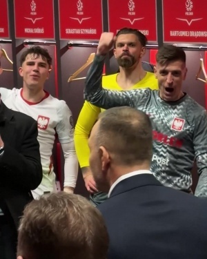 距世界杯一步之遥！波兰总统探班波兰队更衣室，与球队高歌庆祝