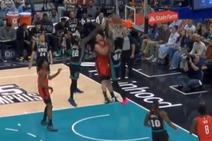 太硬了!申京转身突破强杀内线 1V2再度隔扣GG·杰克逊