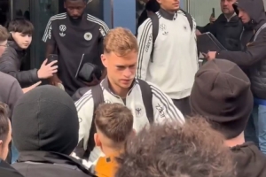 记者：基米希被肘击后带伤给球迷签名，上唇贴着一块厚厚的创可贴