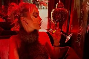 身材火辣!帕尔默女友晒照在罗马尼亚度假