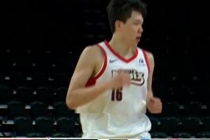 这球帅呀！杨瀚森三分大空位不投 突破换手后左手拉杆潇洒挑篮