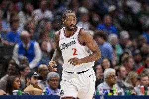 防守反击追分!伦纳德弧顶上抢断球一条龙扣篮