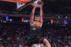 多次上演隔扣！申京上半场7投5中 拿到10分4篮板5助攻2盖帽