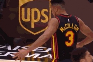 舞起来了!麦科勒姆迎着防守打进半场压哨跳投 跳舞庆祝