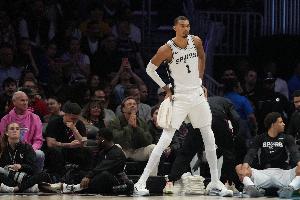 文班：NBA教练组的工作投入程度让我吃惊 无论是强队还是弱队