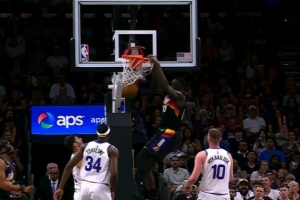 一飞冲天!布克送抛传 马卢阿奇跟进起飞双手空接暴扣