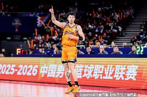 打得还可以！张镇麟13中5拿下15分5板2助3断 关键扣篮助队取胜