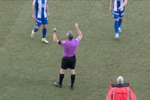 镜报：英乙一场比赛因无人机一度暂停4分钟，裁判让球员离场