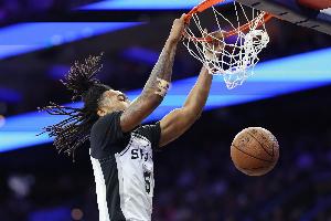 高效全能！卡斯尔半场8助攻6拿到15分6板6助 正负值+8