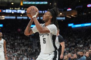 三双到手！卡斯尔13中9拿22分10板10助 正负值+19