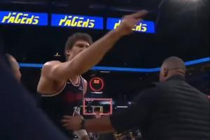 气炸了!大洛赛后手指裁判贴脸发泄不满 表情狰狞情绪激动!