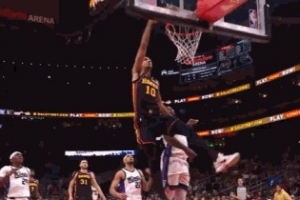 这太尴尬了!里萨谢反击蓄力劈扣直接砸飞出界 自己也摔出界