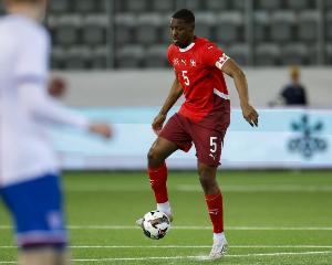 太阳报：切尔西、利物浦等多队关注瑞士U21队长、中卫尼亚科西