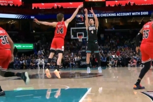 就是敢投！克莱顿命中关键领先三分球 此前三分球5中0