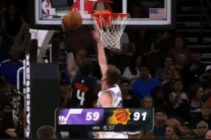 穷追猛打！杰伦·格林凌波微步躲闪防守上篮打中 两节半砍31分