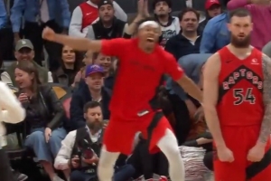 给巴恩斯乐成大猩猩了！谢德抢断反击单臂战斧 猛龙领先到53分