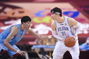 媒体人:王哲林能力不如周琦 但场上的专注度高于周琦