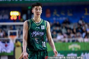 外线有谱!郭昊文半场9中4拿13分3板 三分6中3