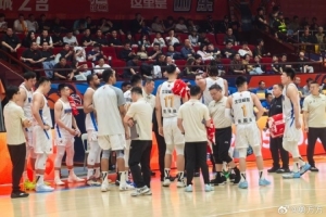 回来了!京媒晒照:李楠指导在暂停中参与了北京男篮的布置
