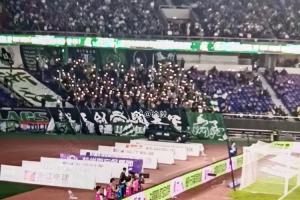 浙江vs国安第9分钟,球迷亮起闪光灯缅怀1年前去世的外援布彭扎
