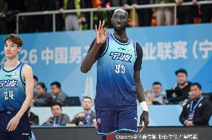 太高了!法尔半场10中8高效拿下17分6篮板 各种挂筐暴扣