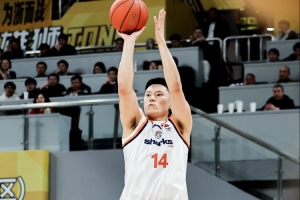拼命三郎!李弘权半场填满数据栏 7中5拿到12分4板2助1断1帽