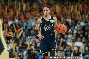 媒体人:广东眼看皮特森暴走无计可施 以此表现告别主场不可思议