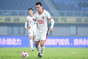 李扬在蓉城1-0三镇的比赛首发出战,迎生涯第100场中国顶级联赛