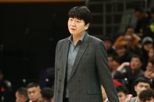 情绪激动!邱彪:教练组的安排出不出机会 谁能把球投进 谁能防