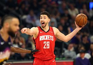 媒体人:打得比艾顿还软的NBA中锋 确实是不多了