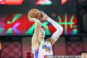 状态不错但罚球还是没谱!周琦半场6中4拿到11分7板 连丢4次罚球