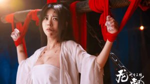 “黑神话萍萍”饰演者新作晒玉足!被鞭子抽打 木桩捆绑