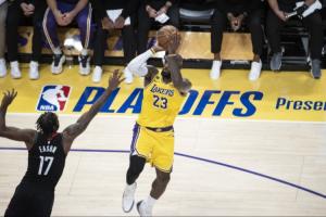 太抽象了!火箭前场板21-3&但93投仅35中 湖人少出手27次&多进5球