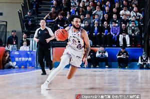 内外开花!杰伦·豪斯半场7中5砍下14分3板3助 三分3中2