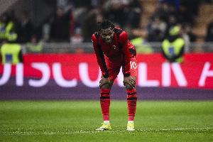 转播方：莱奥被换下后询问米兰助教原因，后者表示他没有积极前插