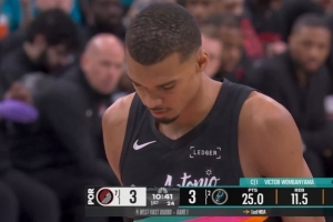 开启传奇？文班亚马开场罚球命中 拿到个人季后赛生涯首分