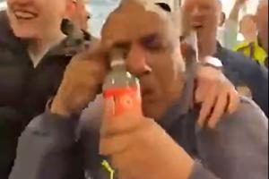 嘲讽升级!曼城球迷“水瓶哥”拧开阿森纳标志水瓶,开始接眼泪