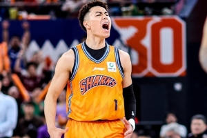可圈可点!李添荣10投7中&三分7中4得18分2板4断0失误 正负值+25