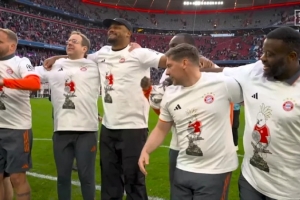 图片报介绍拜仁夺冠T恤上鹦鹉的由来：去年球队夺冠后从餐厅顺的