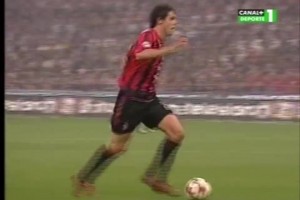 看着就疼！米兰德比名场面：卡卡被法瓦利暴力犯规！