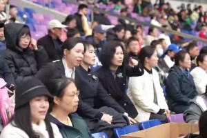 妇女节当天，足协杯主办方为现场看球的女性同志们送上祝福！