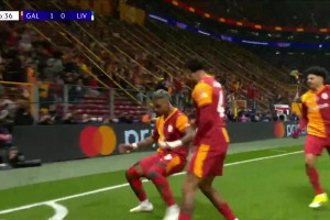 利物浦客场落后！奥斯梅恩跃起头球摆渡！勒米纳门前冲顶破门！